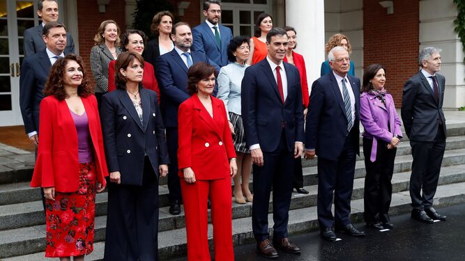 Pedro Sánchez y los miembros del nuevo Gobierno posan para la foto de familia en el Palacio de la Moncloa.