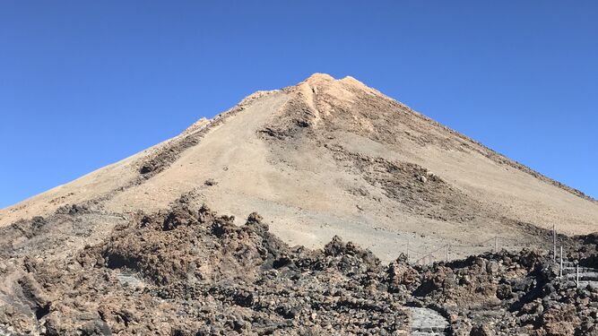 13. Con un permiso especial se puede subir hasta la cima del Teide.