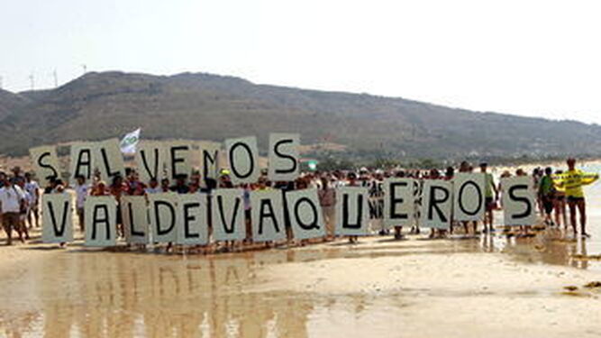 Una manifestación contra la urbanización de Valdevaqueros.