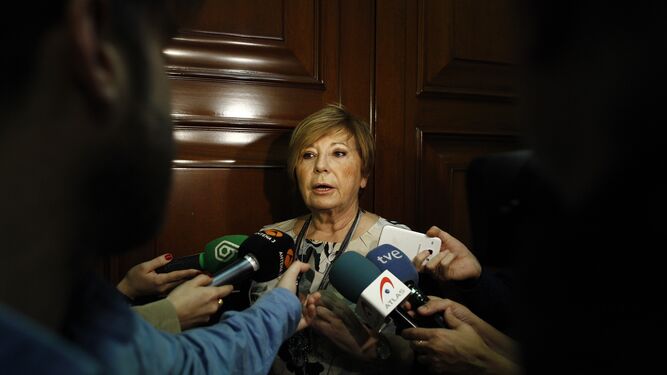 Celia Villalobos, presidenta del Pacto de Toledo, habla con los periodistas.