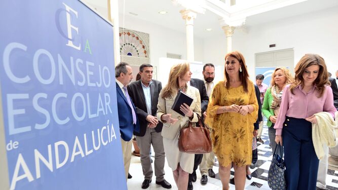 La consejera Sonia Gaya, en el centro, al inicio de la sesión extraordinaria del Consejo Escolar de Andalucía, en el Palacio de los Condes de Gabia.