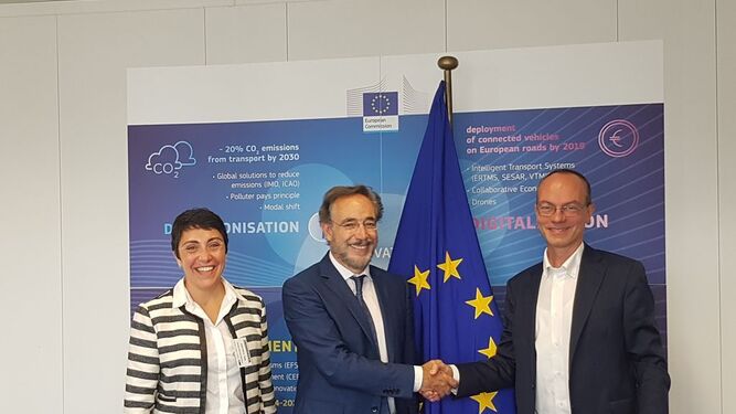 Mariela Fernández Bermejo y Felipe López junto a Alessandro Carano en su visita a Bruselas.