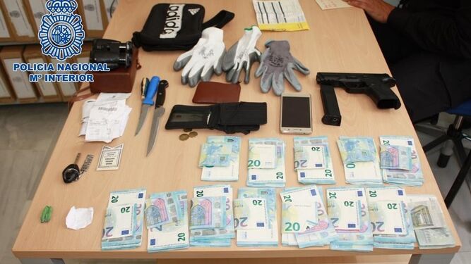 Se le intervino más de 1.200 euros, una pistola de balines, dos cuchillos, un destornillador y diversos efectos.