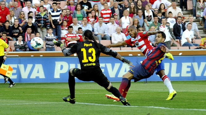 Yacine Brahimi dispara ante Montoya y Pinto para marcar el gol del triunfo ante el Barcelona en 2014.