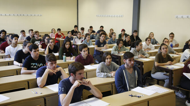 Alumnos durante la primera prueba de Selectividad, la de Lengua Castellana y Literatura.