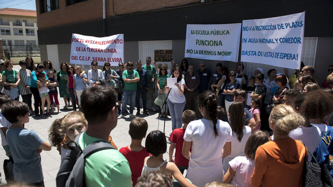 Manifiesto en el CEIP Sierra Elvira contra el cierre de una unidad.
