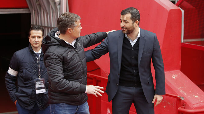Diego Martínez saluda a Pedro Morilla  antes del partido que el Osasuna jugó en Los Cármenes el pasado mes de abril.