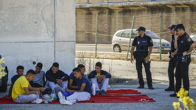Inmigrantes custodiados por la Policía en Cádiz en una imagen de archivo.