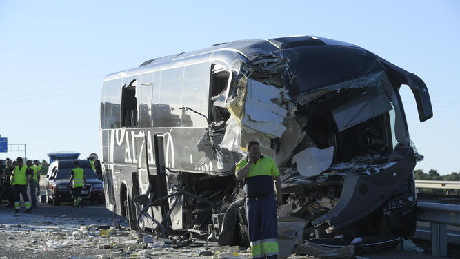 El autobús siniestrado, ayer en la A-44 a la altura de Bailén.