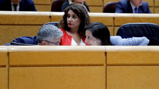 Fernando Grande-Maslaska charla con Margarita Robles con María Jesús Montero entre ambos ayer en el Senado.