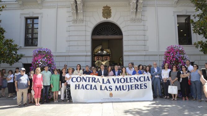 Minuto de silencio en el Ayuntamiento de Granada.