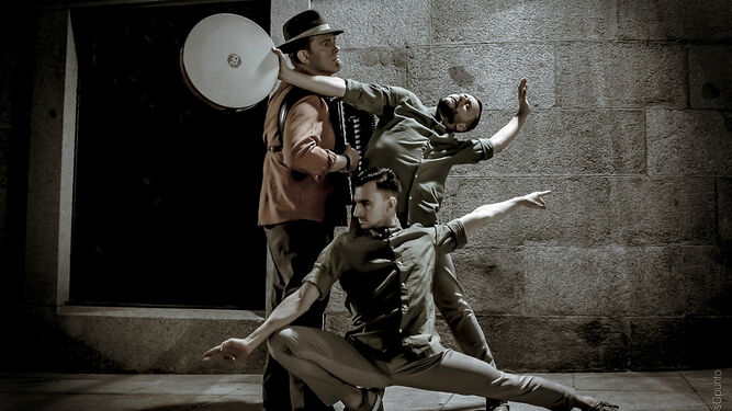 El granadino, junto a Martín y Valero, en una coreografía experimental sobre la construcción de la identidad.