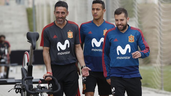 Jordi Alba sonríe junto a Thiago y un miembro del 'staff' de la selección.