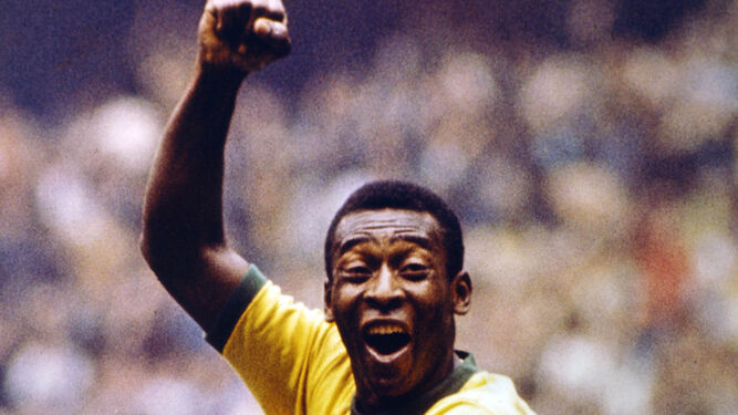 Pelé celebra un gol con Jairzinho.
