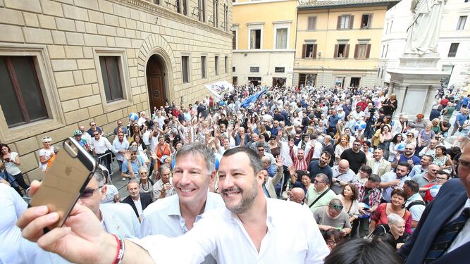 Salvini, ministro del Interior italiano (derecha), se hace un 'selfie' ayer en Siena.
