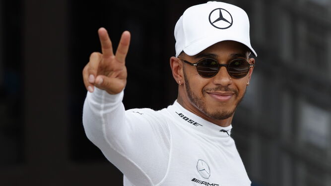 Hamilton celebra su triunfo tras ganar la carrera.