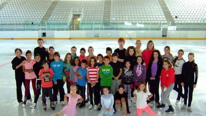 1. Alumnos de la escuela de patinaje en la pista de hielo Don Patín.