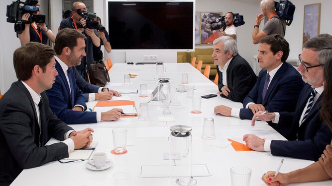 Albert Rivera y José Manuel Villegas, durante la reunión que mantuvieron ayer con Christophe Castaner (2i), presidente de La República en Marcha.