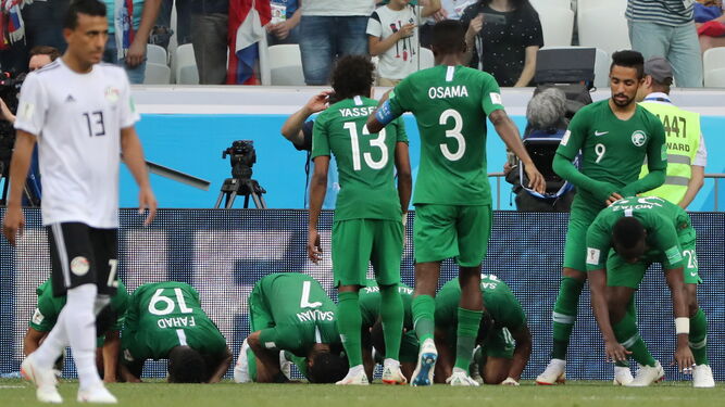 Los jugadores saudíes celebran su primer tanto frente a Egipto.