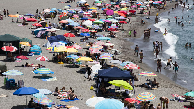 Las playas del litoral granadino han sido durante el fin de semana un claro reflejo de la llegada del verano.
