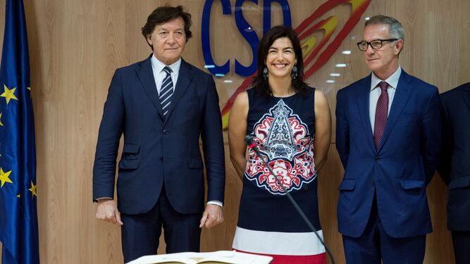 María José Rienda posa sonriente entre su predecesor, José Ramón Lete, y el ministro de Cultura y Deportes, José Guirao.
