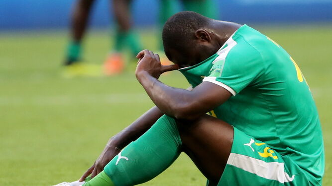 El senegalés Moussa Konate se lamenta tras la eliminación de Senegal del Mundial de Rusia.