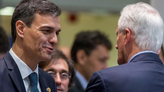 Pedro Sánchez conversa con el negociador de la UE Michel Barnier, en el inicio de la cumbre.