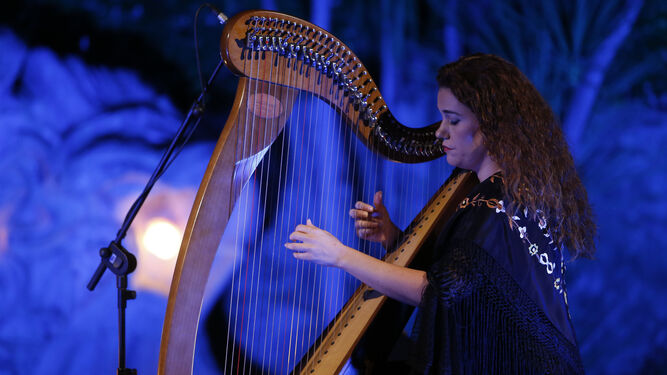 Ana Crismán con el arpa flamenca