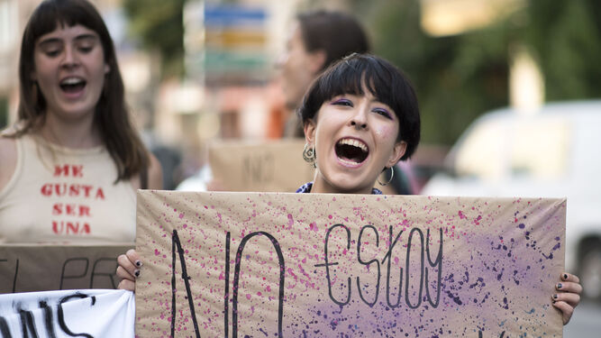 La calle Recogidas se llenó de manifestantes que tenían muy claros sus sentimientos y así los expresaron.