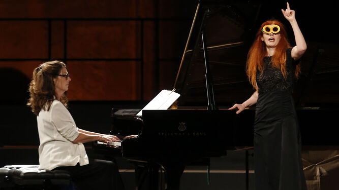 Tanto pianista como soprano intercalaron momentos líricos con otros cómicos.