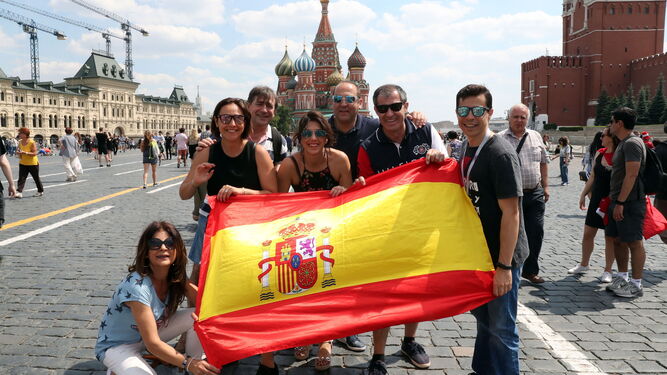 Un grupo de aficionados españoles, en Moscú.