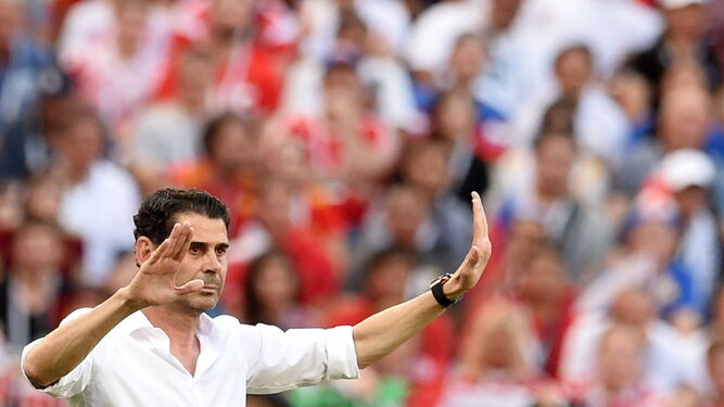 El seleccionador español, Fernando Hierro, dando indicaciones durante el partido de octavos de final, en el que España no pudo con la anfitriona y se despidió del Mundial de Rusia.