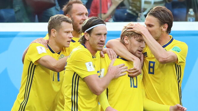 Los suecos celebran el gol de su selección