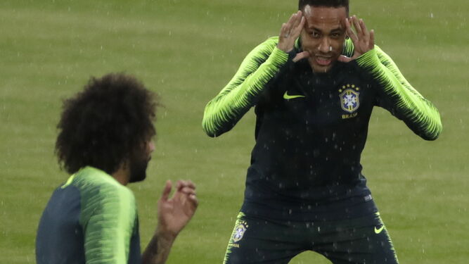 Marcelo y Neymar, durante el entrenamiento de Brasil en el estadio Tsentralny de Kazán.
