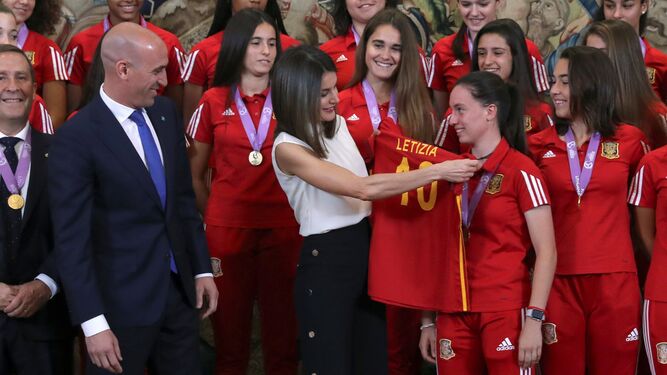 Rubiales, con la reina Letizia y las jugadoras sub 17