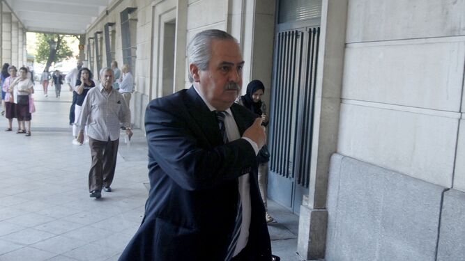 El comisario Julián Márquez entra en los juzgados este miércoles.