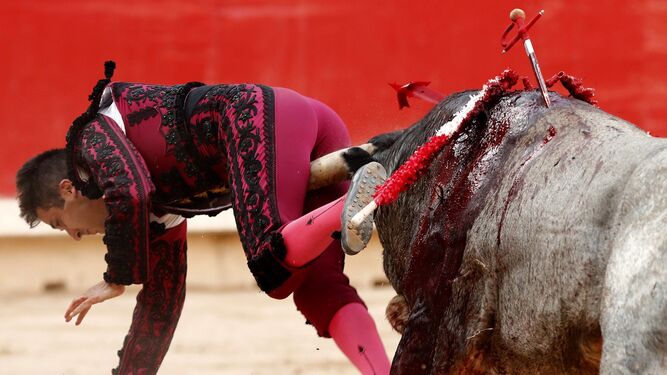 Javier Castaño, cogido ayer por el cuarto toro de la tarde en Pamplona.