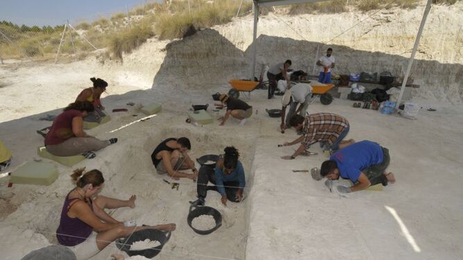 Arqueólogos en uno de los yacimientos de Orce.