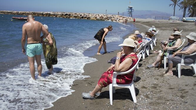Los usuarios del Centro de Mayores Los Tulipanes de La Chana pudieron mojarse los pies y charlar sentados a centímetros del mar.