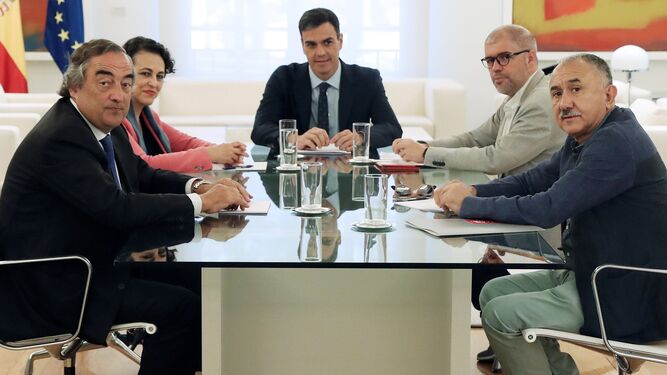 El presidente del Gobierno, Pedro Sánchez, y la ministra de Trabajo, Magdalena Valerio, en el encuentro con los responsables de los agentes sociales.