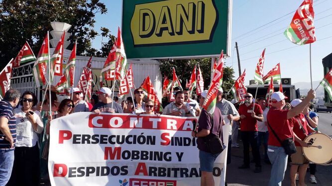 Concentración sindical frente a la sede de Supermercados Dani en Armilla,ayer.