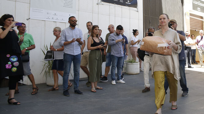 Laura García-Lorca traslada una carpeta el día de la llegada de los fondos lorquianos el pasado 29 de junio.