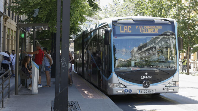 Un autobús de la Línea de Alta Capacidad (LAC) recoge viajeros en una de las paradas de la Gran Vía de Colón.