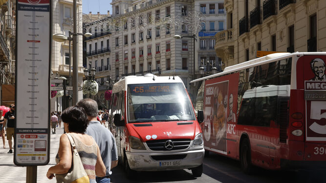 Un autobús de Alhambra Bus circula por la calle Recogidas.