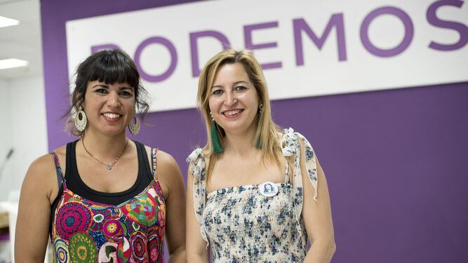 La secretaria general de Podemos Andalucía, Teresa Rodríguez, junto a la parlamentaria granadina Carmen Lizárraga.
