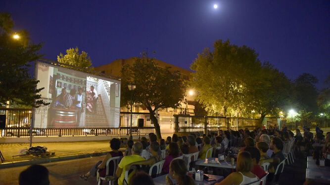 Foto de archivo del cine  de  verano  del Parque de  María Luisa en la trasera del Pabellón Real.