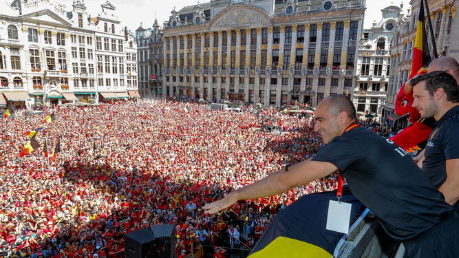 Roberto Martínez saluda a un enorme gentío a la llegada a Bruselas.