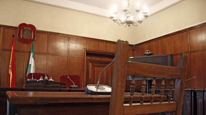 El banquillo de los acusados, en una sala de la Audiencia de Sevilla.