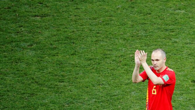 Andrés Iniesta se despide aplaudiendo tras la eliminación de España.