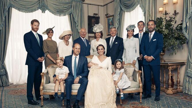 Foto oficial de las familias de los duques de Cambridge en el bautizo del pequeño Luis